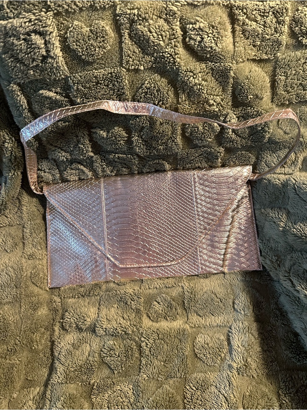 Faux Croc Envelope Crossbody Clutch in Metallic Mauve